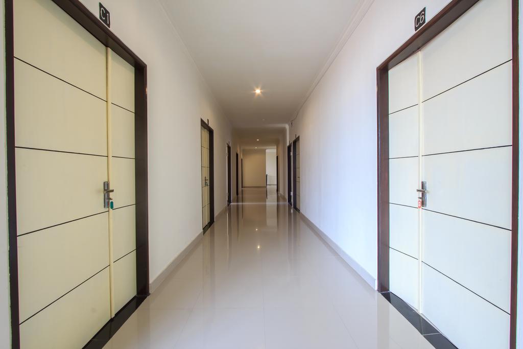 Ivanka Airport Inn Кута Екстериор снимка