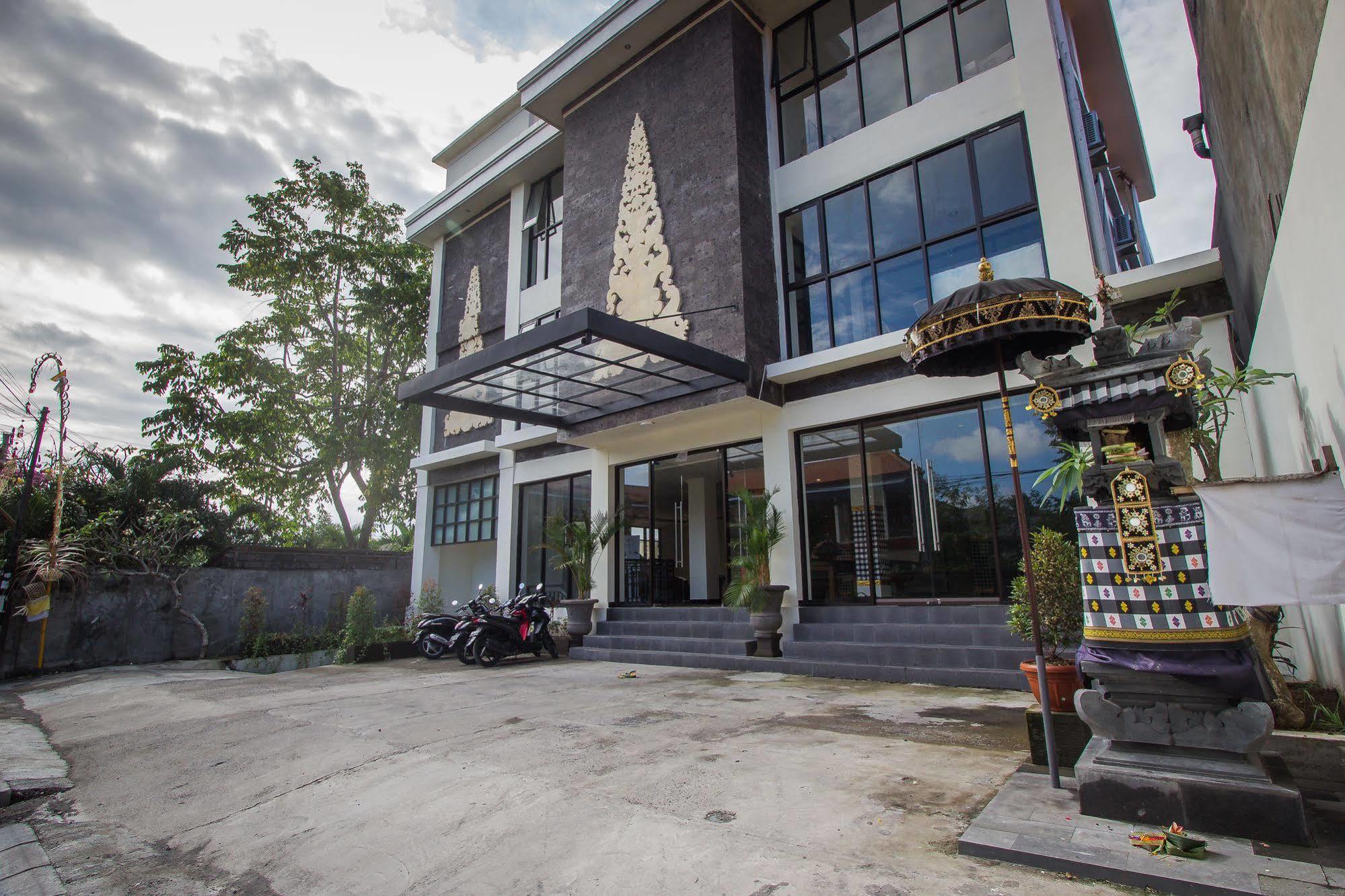 Ivanka Airport Inn Кута Екстериор снимка