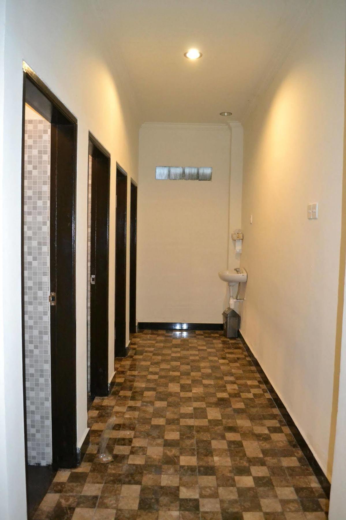 Ivanka Airport Inn Кута Екстериор снимка