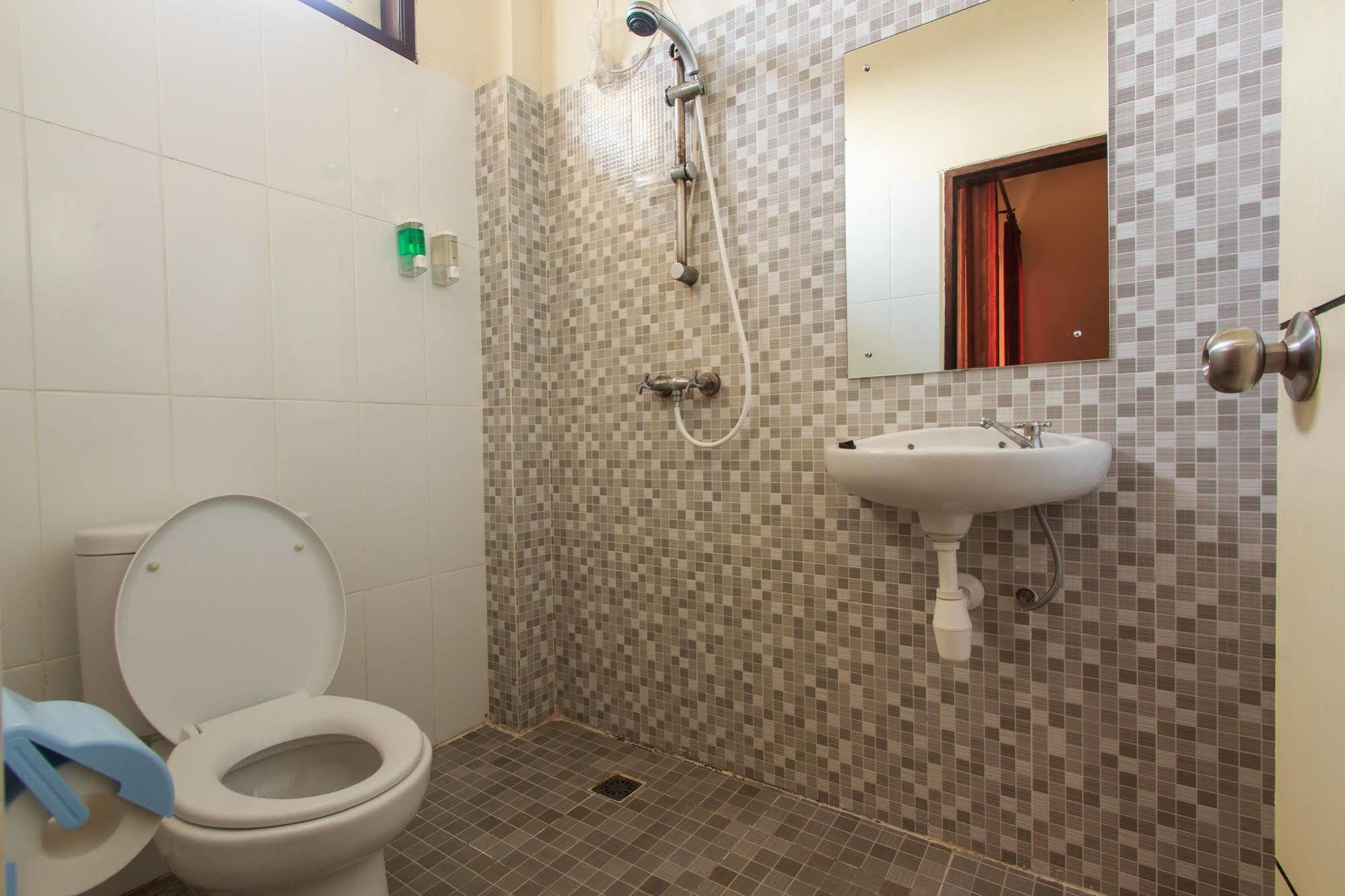 Ivanka Airport Inn Кута Екстериор снимка
