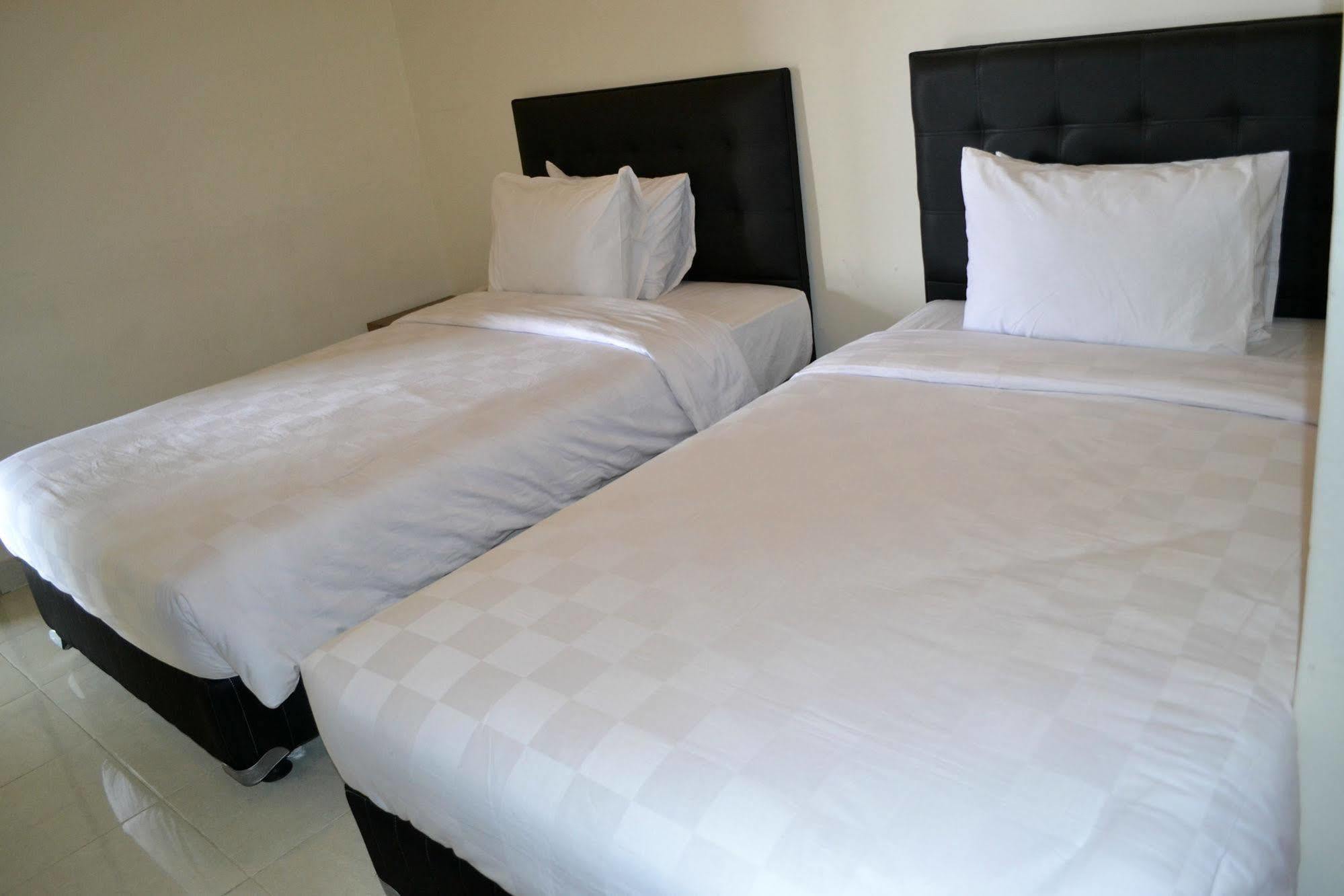 Ivanka Airport Inn Кута Екстериор снимка