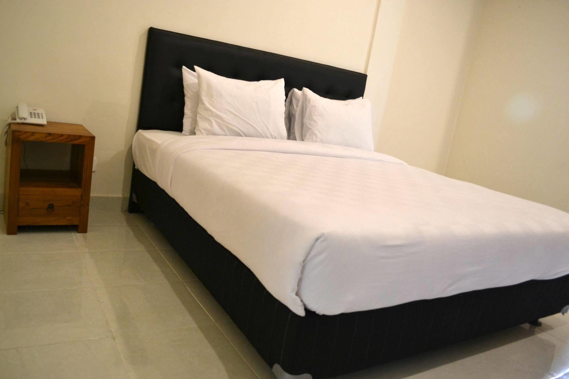 Ivanka Airport Inn Кута Екстериор снимка