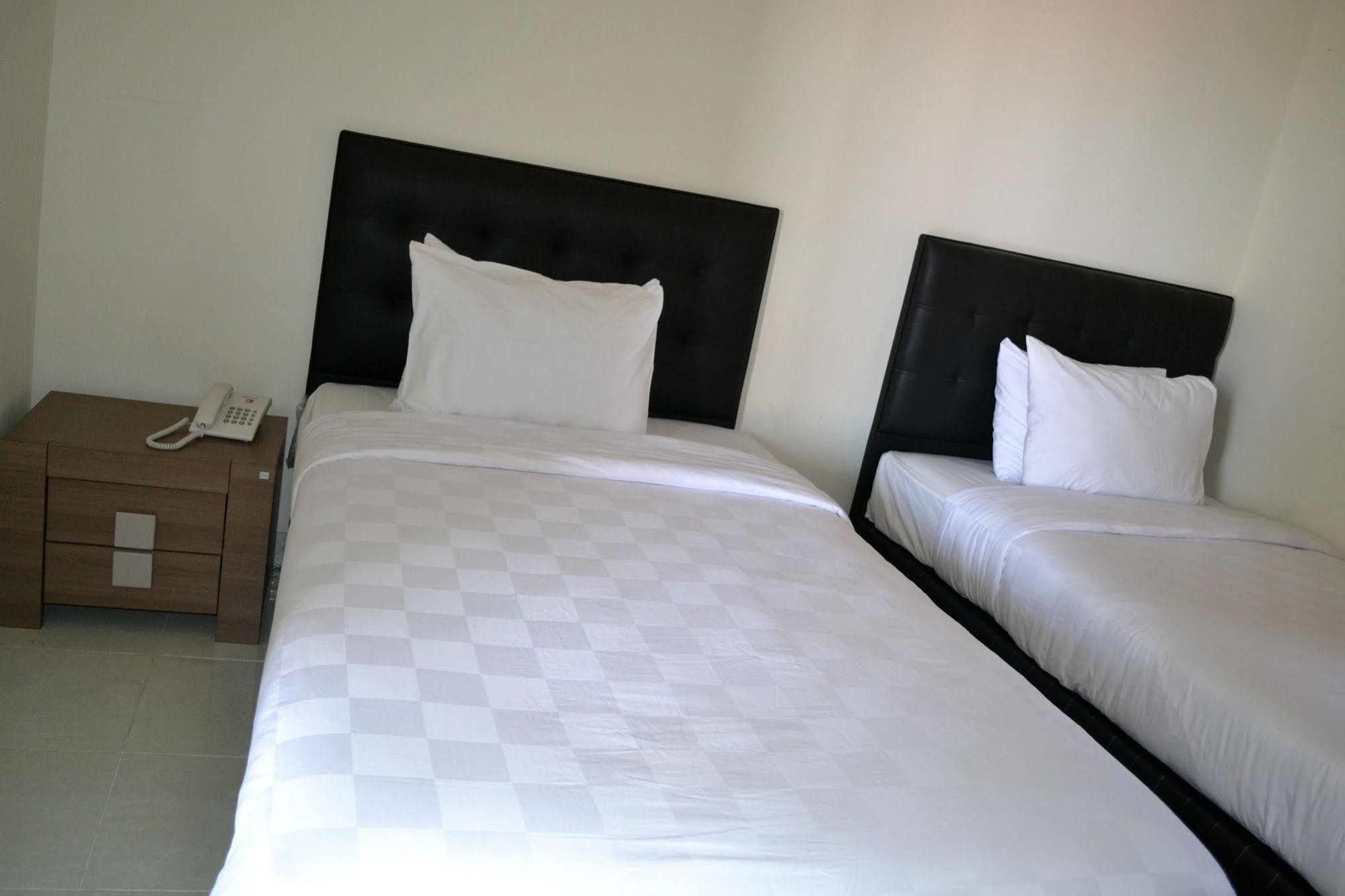 Ivanka Airport Inn Кута Екстериор снимка