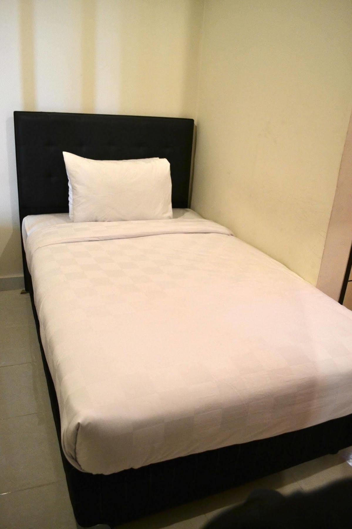 Ivanka Airport Inn Кута Екстериор снимка