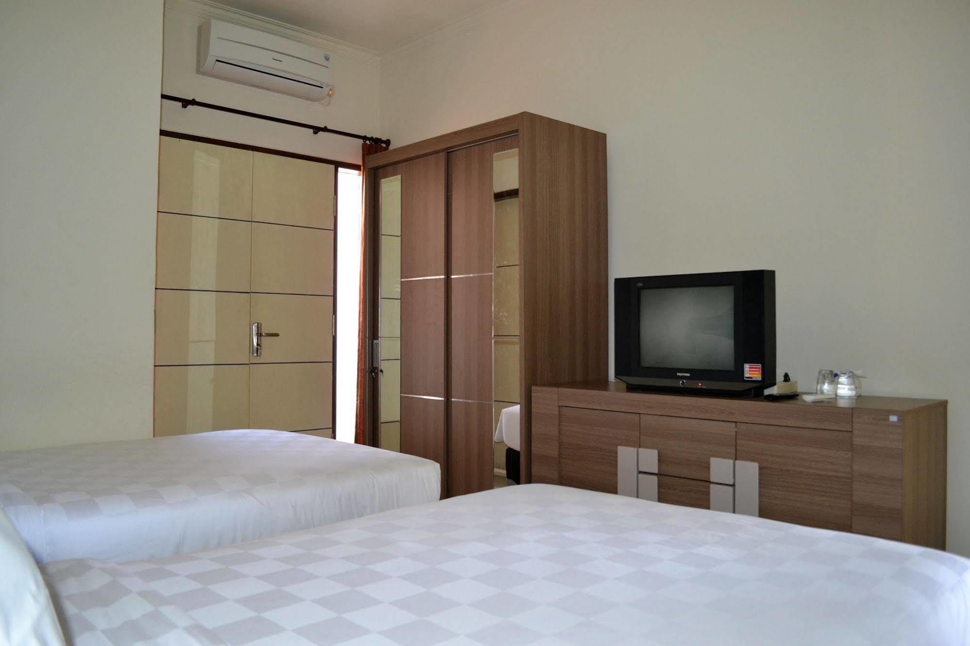 Ivanka Airport Inn Кута Екстериор снимка