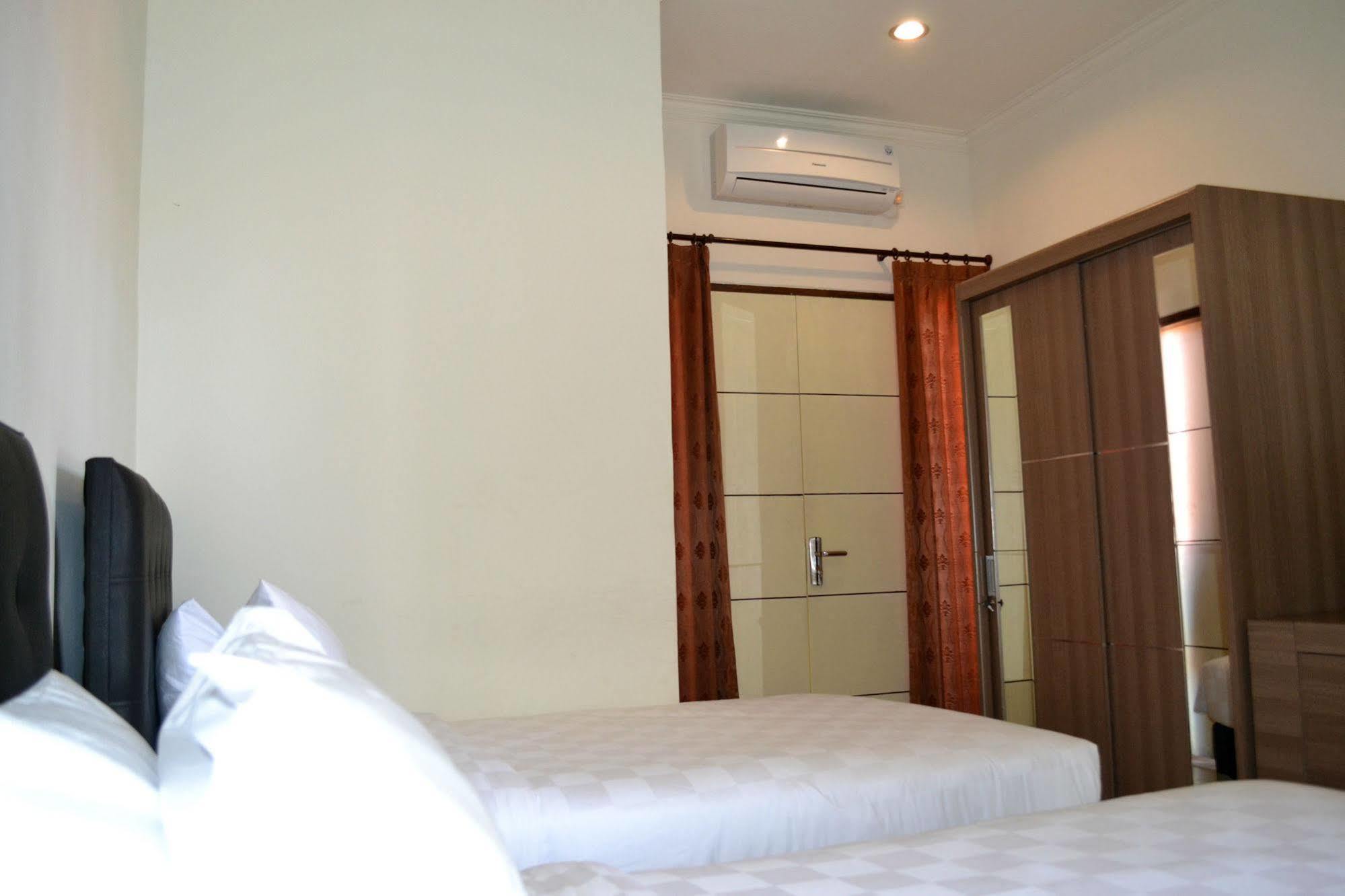 Ivanka Airport Inn Кута Екстериор снимка