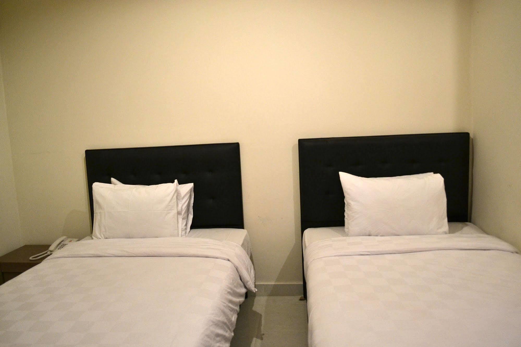 Ivanka Airport Inn Кута Екстериор снимка