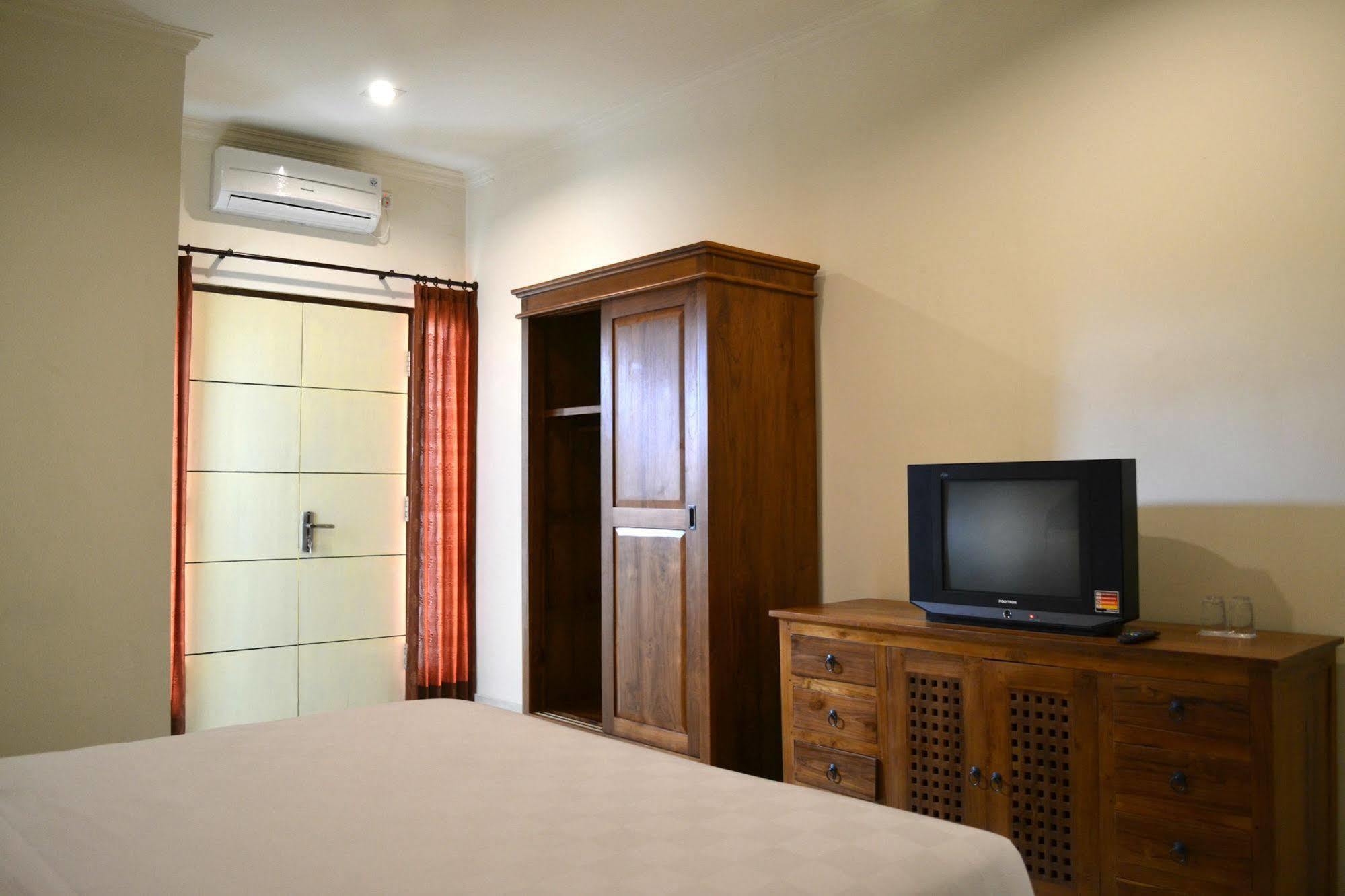 Ivanka Airport Inn Кута Екстериор снимка